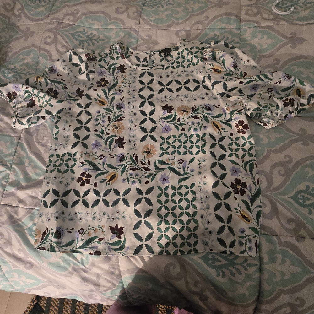 Ann Taylor Green and Cream Leaf Print Top